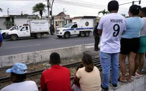 Fotografía que muestra a los vehículos que transportaron los ocho cadáveres hasta la ciudad de Guayaquil.