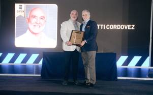 Víctor Ferretti Cordovez recibe condecoración por parte de Ricardo Baquerizo, presidente de Expoplaza.