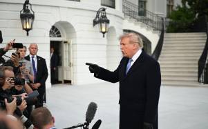 El presidente de Estados Unidos, Donald Trump, hablando con los medios de comunicación.