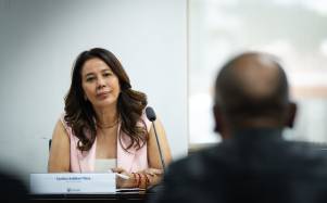 Cynthia Gellibert arriba al IESS tras su paso por el Ministerio de Trabajo y Desarrollo Humano.