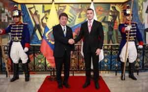 El ministro de Asuntos Exteriores de Japón, Motegi Toshimitsu, en el encuentro con el presidente Noboa.