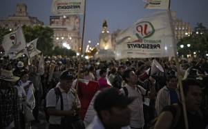 Simpatizantes del candidato presidencial peruano del partido Juntos por el Perú, Roberto Sánchez, protestan en Lima el 13 de junio de 2026.