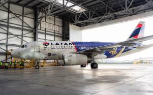 Foto del avión de Latam en un hangar del aeropuerto.