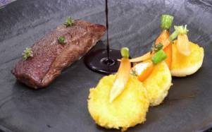 Cordero al jugo y llapingachos por el chef Francisco Gael León.