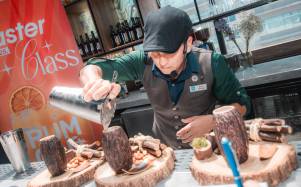 Un bartender sirve cocteles con productos locales.
