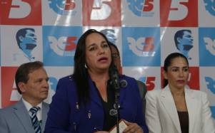 Fotografía de una rueda de prensa de la Revolución Ciudadana, realizada el pasado 9 de marzo, encabezada por la presidenta del movimiento, Gabriela Rivadeneira.