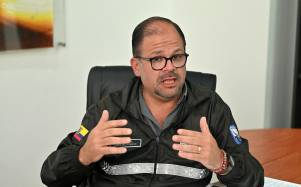 El ministro del Interior de Ecuador, John Reimberg, habla durante una entrevista con la AFP en Guayaquil, Ecuador, el 28 de abril de 2026.