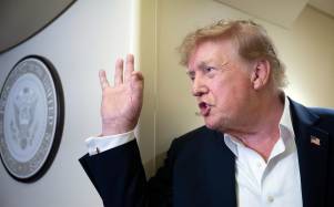 El presidente de los Estados Unidos, Donald Trump, habla con la prensa a bordo del Air Force One mientras vuela desde Irlanda hacia la Base Conjunta Andrews, en Maryland, el 13 de septiembre de 2026.
