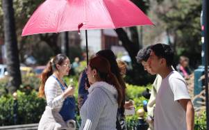 Personas cubriéndose del sol.