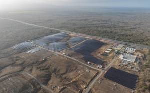 Foto panorámica de la planta de energía solar Río de Oro Energy.