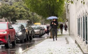 Fotografía que muestra una acera llena de granizo en la ciudad de Quito, el pasado miércoles 7 de octubre.