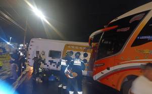 Los vehículos involucrados eran dos buses de transporte interprovincial de pasajeros.