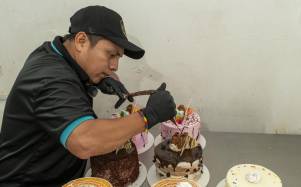 Deiby Pincay, dueño de Trinity Cakes, durante el decorado de pasteles.
