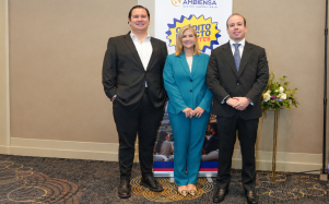 Alfredo Nuques, vicepresidente de Gestión Estratégica de Ambiensa; Stefano Ferretti, CEO de Ambiensa; Rhonda Cevallos, vicepresidenta Ejecutiva de Ambiensa.