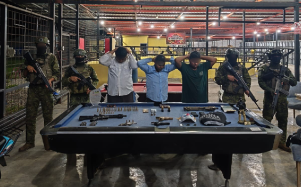 Tres sujetos quedaron detenidos durante el allanamiento.