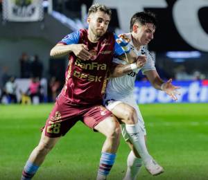 Agustin Campana enfrentando a Álvaro Barreal en la Copa Sudamericana.