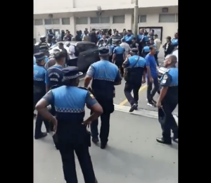 Varios agentes denunciaron que no habrían recibido el pago completo de sus salarios.