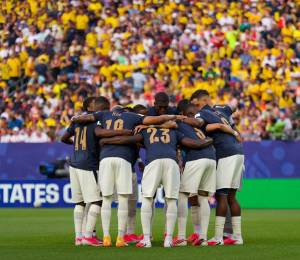 Jugadores de la selección de Ecuador reunidos antes de enfrentar a Costa de Marfil en el Mundial 2026.
