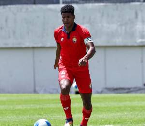 Rommel Cabezas, capitán de El Nacional durante el partido de Serie B frente a Liga de Portoviejo.