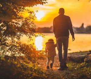 Foto referencial de un padre con su hijo.