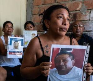 Familiares de los pescadores desaparecidos del barco Fiorella.