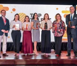 Representantes de empresas premiadas por Revista Vistazo y Merco Ecuador en el evento Top Talent Brands.