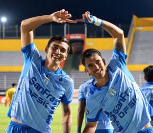 Franco Posse celebrando junto a Agustín Campana una anotación de Macará en LigaPro.