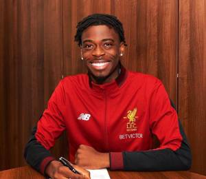 Ovie Ejaria, firmando contrato con el Liverpool en 2018.