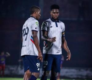 Jugadores de El Nacional enfrentando a Deportivo Santo Domingo en LigaPro Serie B.