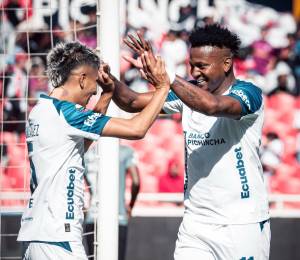 Jugadores de Liga de Quito celebrando el gol anotado en su último partido.