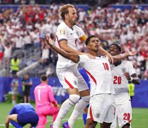 Jugadores de Inglaterra celebrando el gol anotado a Croacia en el Mundial 2026.