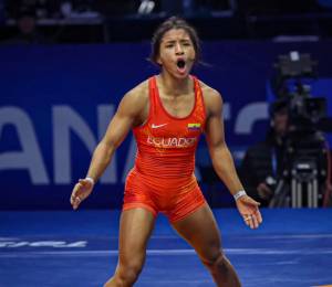 Lucía Yépez celebrando la clasificación a la final del Mundial de Lucha 2026.
