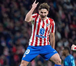 Julián Alvarez celebrando un gol anotado con el Atlético de Madrid ante el Inter de Milán.