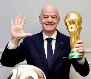 Gianni Infantino junto a la Copa del Mundo y balón de la final del Mundial 2026.