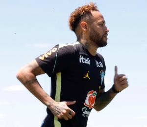 Neymar Jr., entrenando con la selección de Brasil.