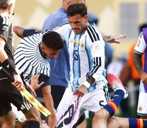 Leandro Paredes, Thiago Almada y Gavi durante en incidente de la final del Mundial 2026.