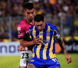 Juan Viacava marcando a Ángel Di María en el partido de Rosario Central frente a Independiente del Valle.