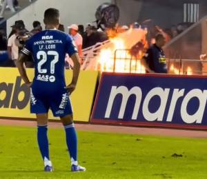 Luis Fernando León, capitán de Emelec, observando el incendio provocado en el Estadio Christian Benítez Betancourt.