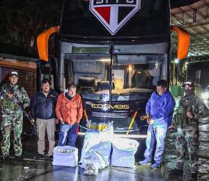 El bus que debía transportar al Sao Paulo fue detenido en Cochabamba.