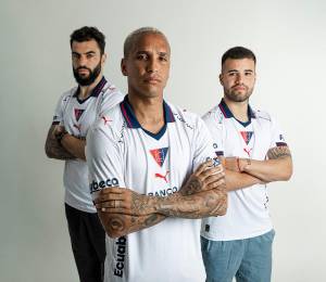 Deyverson, Gian Franco Allala y Marcelo Weigandt, encargados de lucir la nueva piel de Liga de Quito.