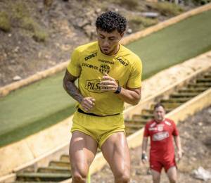 Joao Rojas realizando trabajos diferenciados en cancha.
