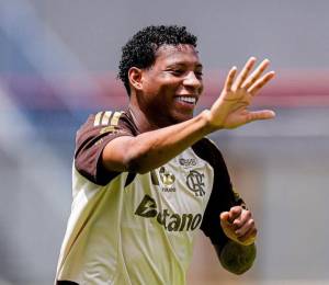 Gonzalo Plata entrenando con el Flamengo.