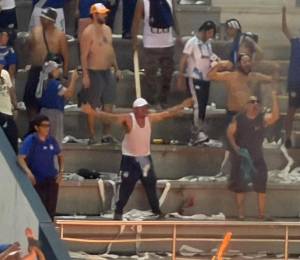 Los hinchas prendieron fuego en las tribunas del estadio Christian Benítez.