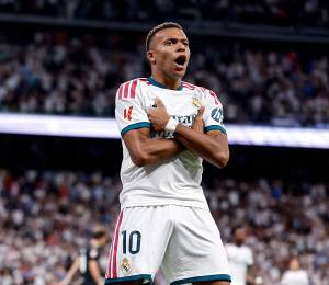 Kylian Mbappé celebrando la primera anotación del partido entre Real Madrid y Real Sociedad.