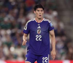 Takehiro Tomiyasu disputando el Mundial 2026 con Japón.