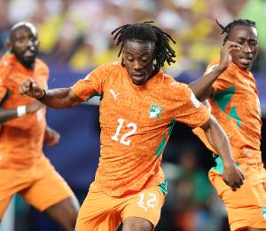 Elye Wahi disputando el partido del Grupo E de la Copa Mundial de la FIFA 2026 entre Costa de Marfil y Ecuador.
