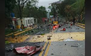 Destrozos esparcidos en la carretera tras la explosión del coche bomba.