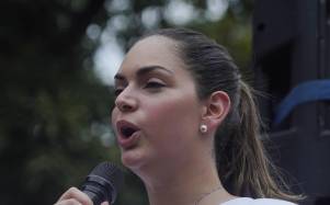 Fotografía de archivo que muestra a Fiorella Ycaza en una marcha a favor de Aquiles Alvarez.