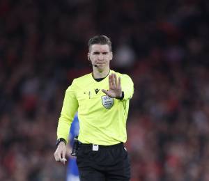El árbitro francés François Letexier hace un gesto durante el partido de ida de la ronda eliminatoria de la Liga de Campeones de la UEFA entre el SL Benfica y el Real Madrid CF en el Estadio da Luz de Lisboa, el 17 de febrero de 2026.
