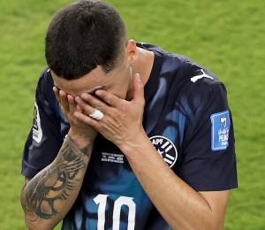 Miguel Almirón reacciona tras recibir una tarjeta roja por taparse la boca mientras hablaba con otro jugador durante el partido entre Turquía y Paraguay.